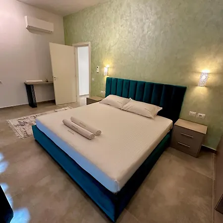Queen's Luxury 111/a