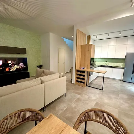 Queen's Luxury 111/a Dhermi