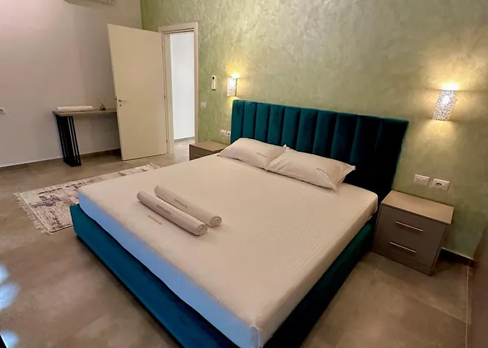 Queen's Luxury 111/a