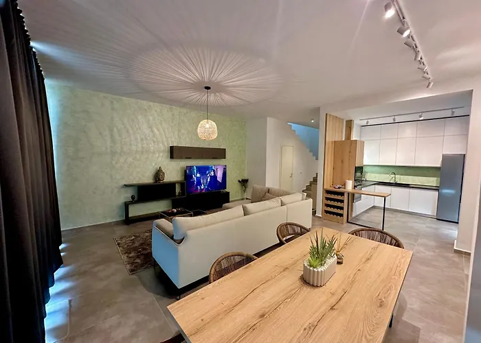 Queen's Luxury 111/a *