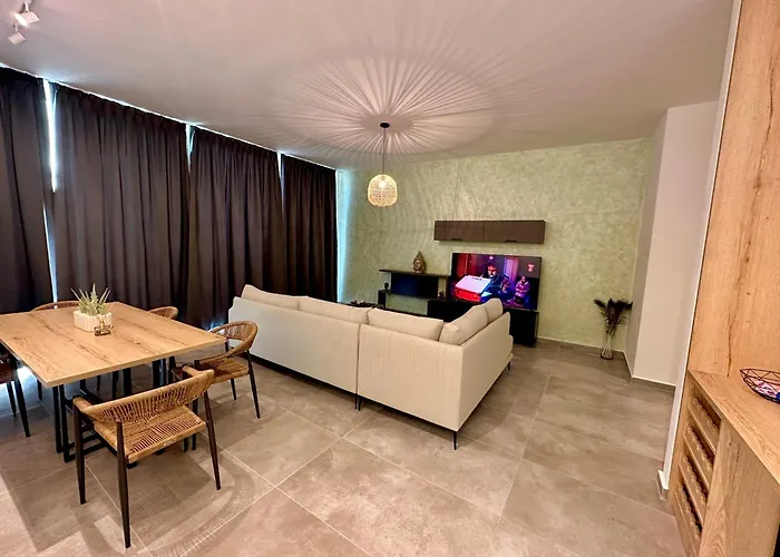 فيلة Queen's Luxury 111/a *