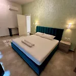 Queen's Luxury 111/a
