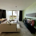 Queen's Luxury 111/a *