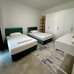 Queen's Luxury 111/a Дхерми
