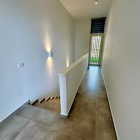 Queen's Luxury 111/a