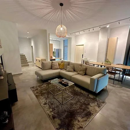 Queen's Luxury 111/a