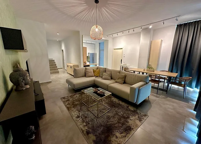 Queen's Luxury 111/a